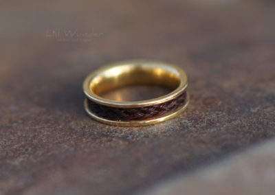 R03 5mm Breiter Ring aus Edelstahl hartvergoldet mit geflochtenem Pferdehaar